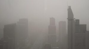 Una tormenta de arena en China afecta a más de 400 millones de personas