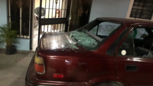 Mujer enfurecida destruye un vehículo en Los Alcarrizos
