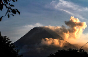 El volcán ecuatoriano Cotopaxi emana una columna de vapor de agua y gases
