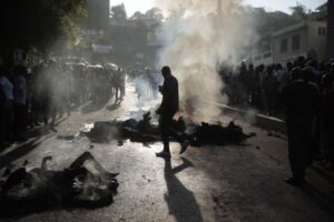 En Haití golpearon y quemaron vivos a 13 pandilleros