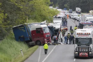 Autobús choca con camión en Eslovaquia y deja un muerto y 59 heridos