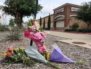 Biden declara luto nacional tras el tiroteo en un centro comercial de Texas