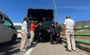 Agentes hallan 139 migrantes en caja de tráiler en norte de México