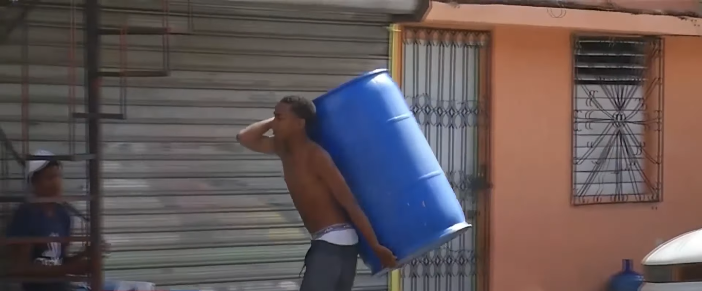 Residentes en Villas Agrícolas aseguran viven odisea por la falta de