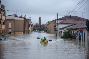 Al menos 5 muertos, 5,000 evacuados y enormes destrozos en inundaciones en Italia
