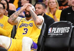 Anthony Davis dispara las alarmas en los Lakers por un trauma en la cabeza