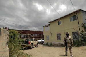 Autoridades hallan cerca del muro fronterizo narco túnel que conecta a Tijuana con EE.UU.