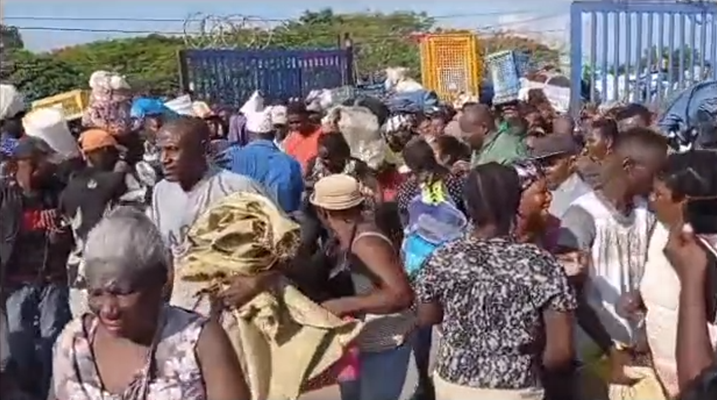 Forman cordón militar para controlar caos de comerciantes haitianos en puente de Juana Méndez