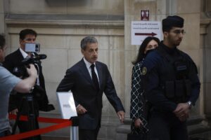 Confirman la sentencia de cárcel impuesta a Sarkozy por corrupción