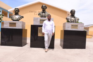 Escultor Yussep García dona bustos de Padres de la Patria en la Ceiba