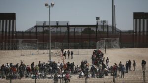 EE.UU. detiene a miles de migrantes en El Paso antes del fin de la deportación exprés
