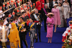 La alfombra real más impresionante: todos los looks de la coronación de Carlos III 
