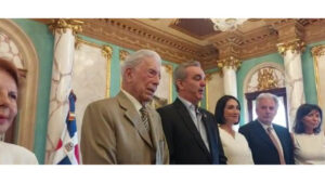 Otorgan ciudadanía dominicana a Mario Vargas Llosa