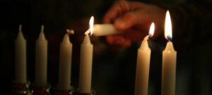 Encienden velas en reclamo de justicia por asesinato de mujer en La Guayiga