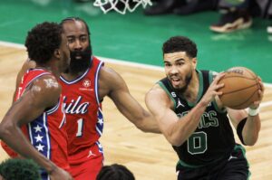 Harden y los 76ers fulminan a los Celtics en primer juego de semifinales

