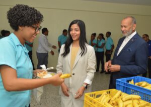 INABIE avanza con éxito piloto de inclusión de frutas en alimentación escolar; estima distribuir más de 2.7 millones de guineos maduros  