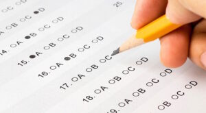 La hora del día a la que se hacen los exámenes influye sobre las notas, según un estudio