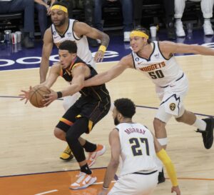 Los Nuggets desperdician 53 puntos de Jokic y los Suns empatan la serie