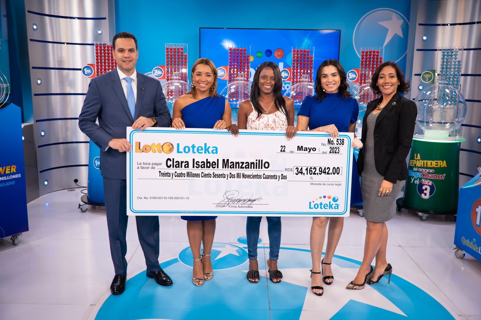 Madre soltera gana 34 millones de pesos con la LottoLoteka en Santo Domingo Este