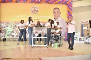 Diputado Joselito celebra Día de las Madres en SDE