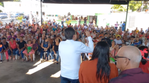 Senador Milciades Franjul homenajea a madres de Villa Sombrero con regalos