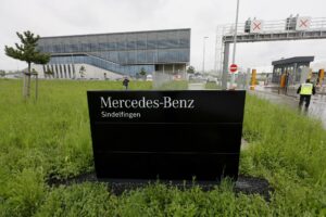Sube a dos el número de muertos en el tiroteo en una planta alemana de Mercedes