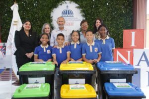INABIE entrega 4,000 recipientes en escuelas para reclasificación de 23 MM desechos sólidos