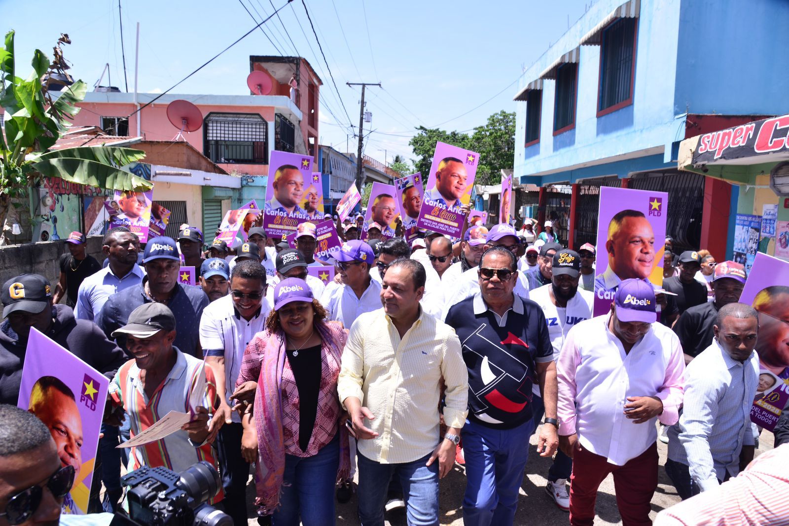Miles marcharon con Abel Martínez en Hato Mayor y Villa Altagracia expresando “aguanten que falta poco”
