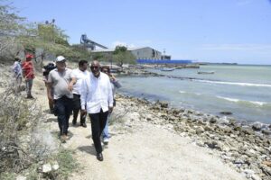 Diputados llegan a Azua por tema de Barcaza en Los Negros