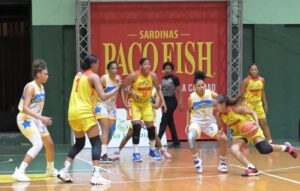 Mauricio Báez gana en la final del baloncesto superior femenino distrital