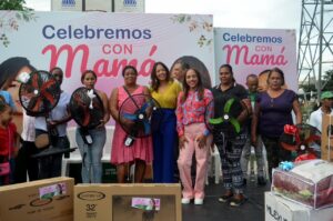 Regidora Tayluma Calderón y Leandra Acosta llenan de alegria corazones a mujeres SDE en celebración del 