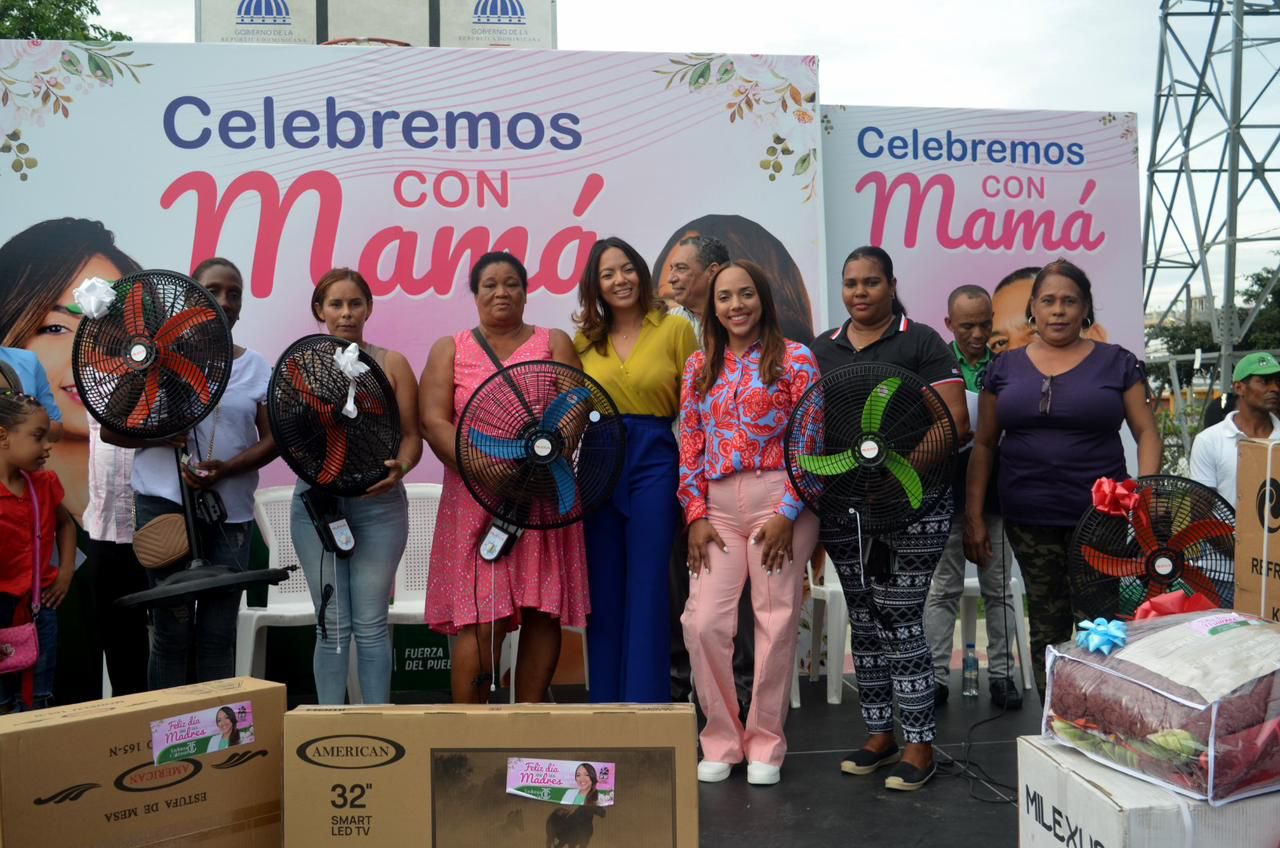 Regidora Tayluma Calderón y Leandra Acosta llenan de alegria corazones a mujeres SDE en celebración del "Dia de las Madres"
