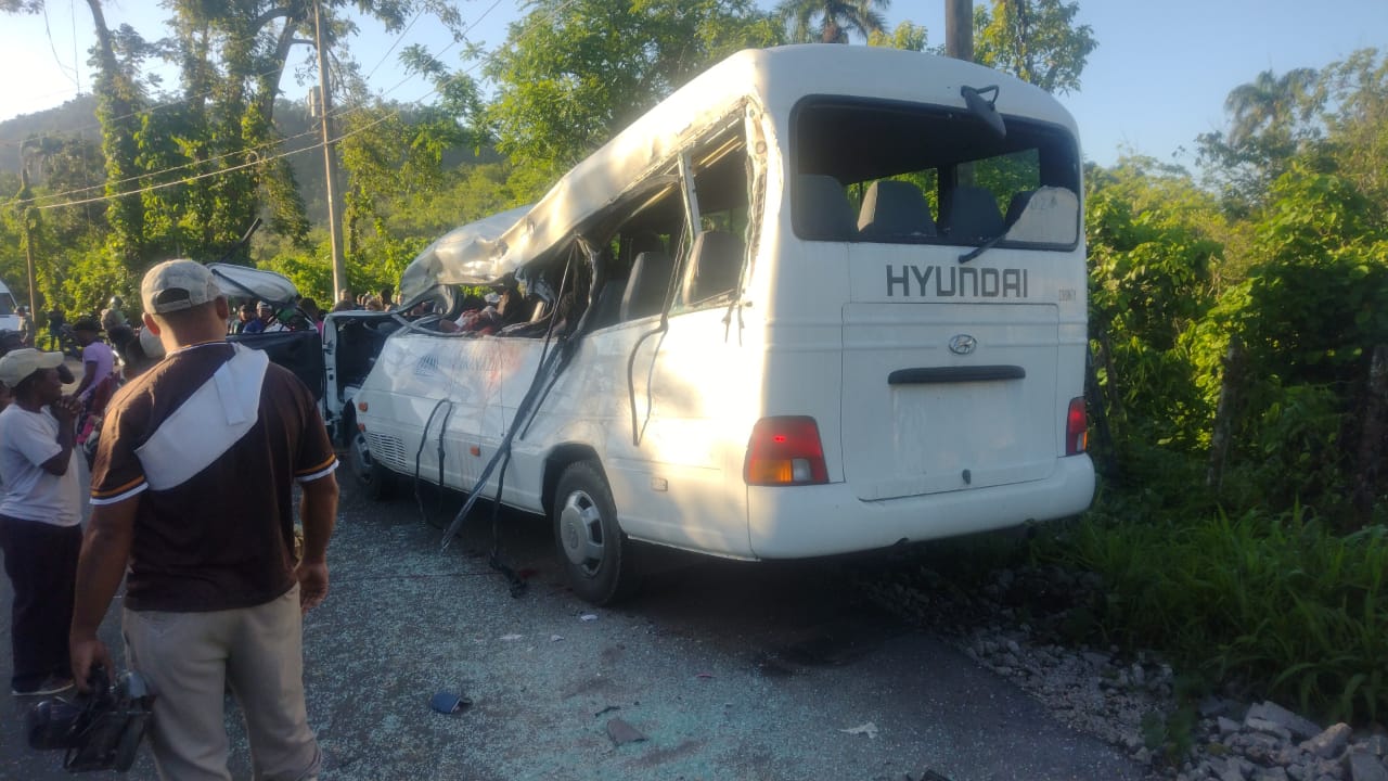 Varios muertos por accidente entre patana y autobús escolar en Hato Mayor