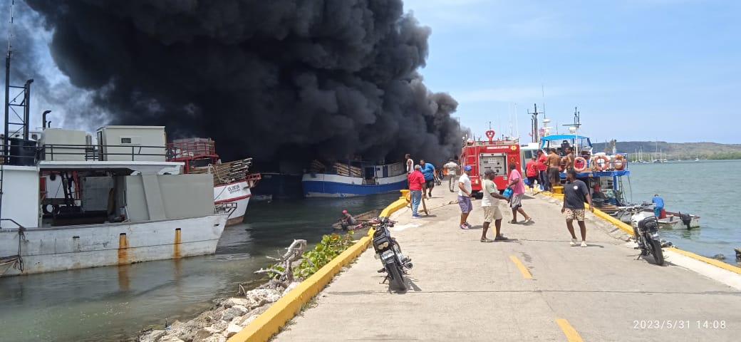 Se incendian tres embarcaciones de manera simultánea en la Bahía de Luperon en Puerto Plata