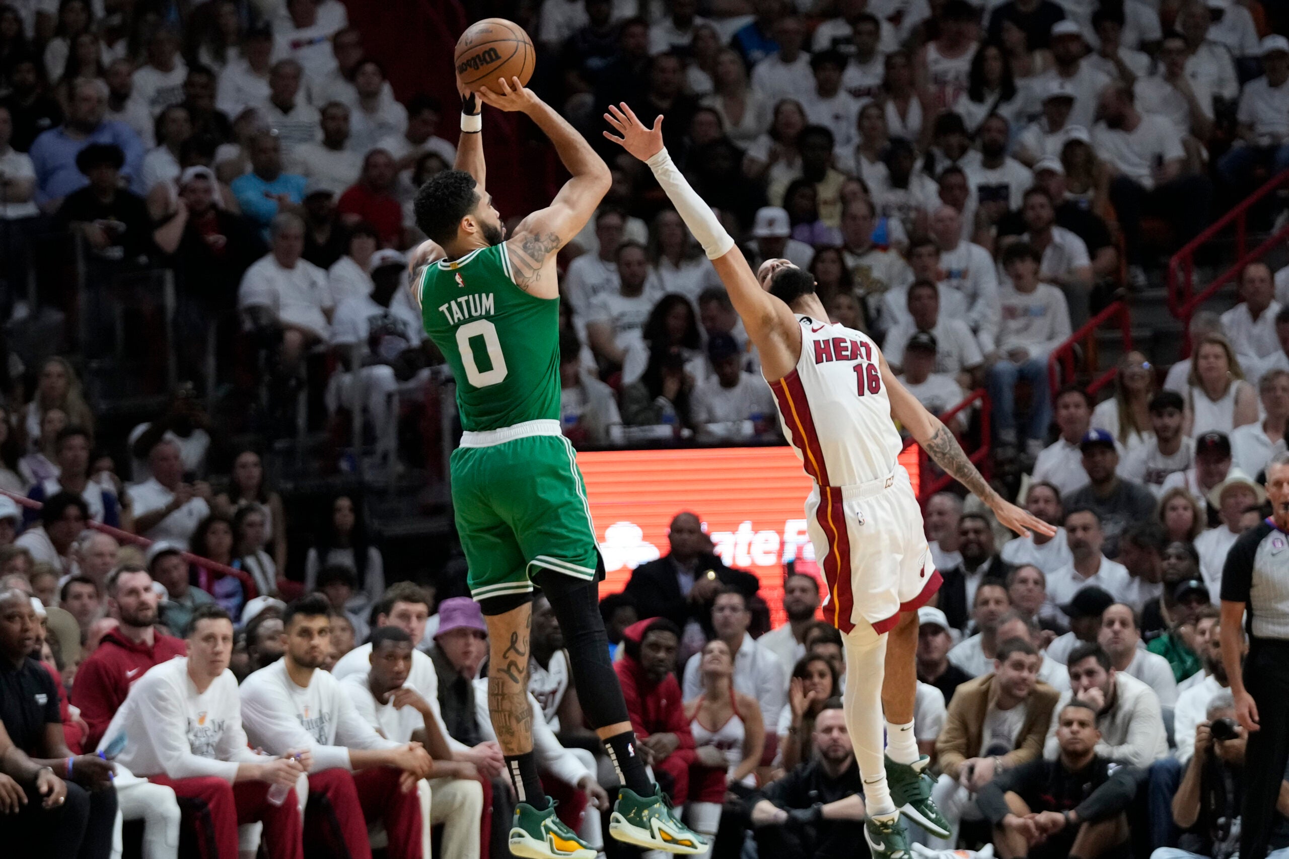 Los Celtics alargan su vida frente a Heat y llevan la serie a Boston