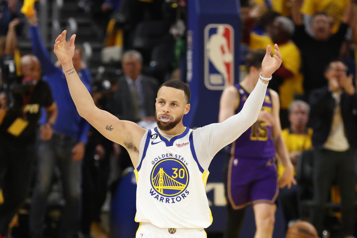 El triple imposible de Curry contra LeBron en la victoria de Warriors