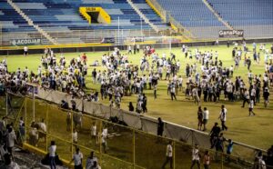 Estampida en partido de fútbol deja varios muertos en El Salvador