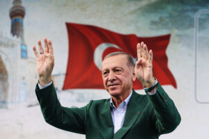 Erdogan lidera elecciones en Turquía con más del 80% escrutado