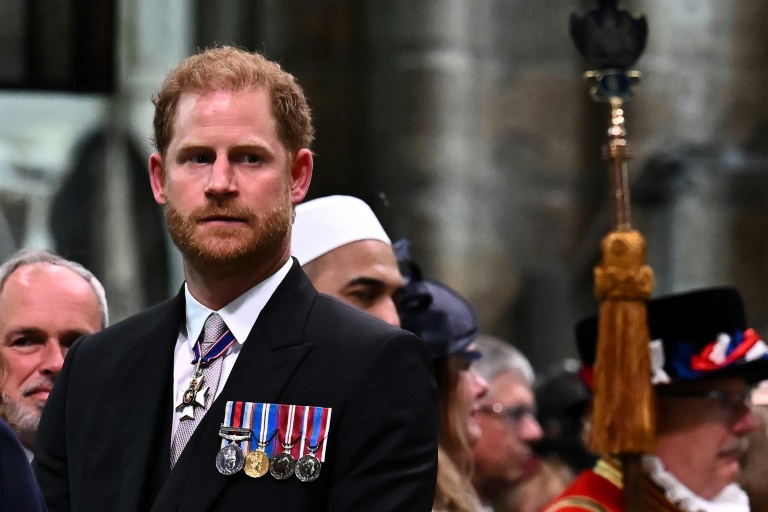 Diario británico demandado por el príncipe Harry pide disculpas durante un juicio