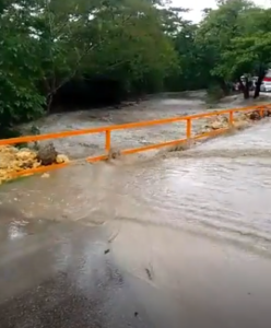 Se desborda afluente en el desvío de Cangrejo, que comunica Puerto Plata con Sosúa