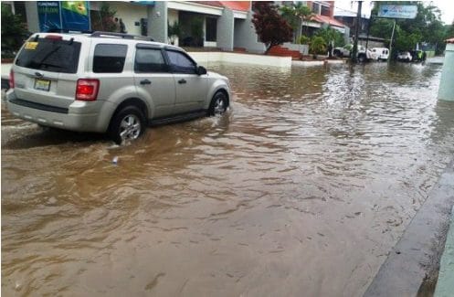 Aguas acumuladas generan estragos en sectores del Distrito Nacional