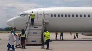 EE.UU. envían vuelos con deportados hacia República Dominicana