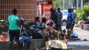 Migrantes haitianos son abandonados en Acapulco, en el Pacífico mexicano 