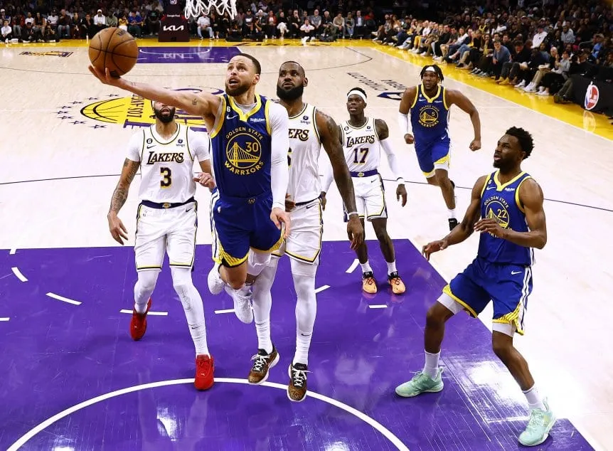 Lakers apabulla a Warriors y se ponen arriba en los NBA Playoffs