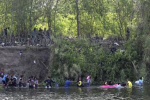 Militares de EEUU bloquean entrada de migrantes por el Río Bravo