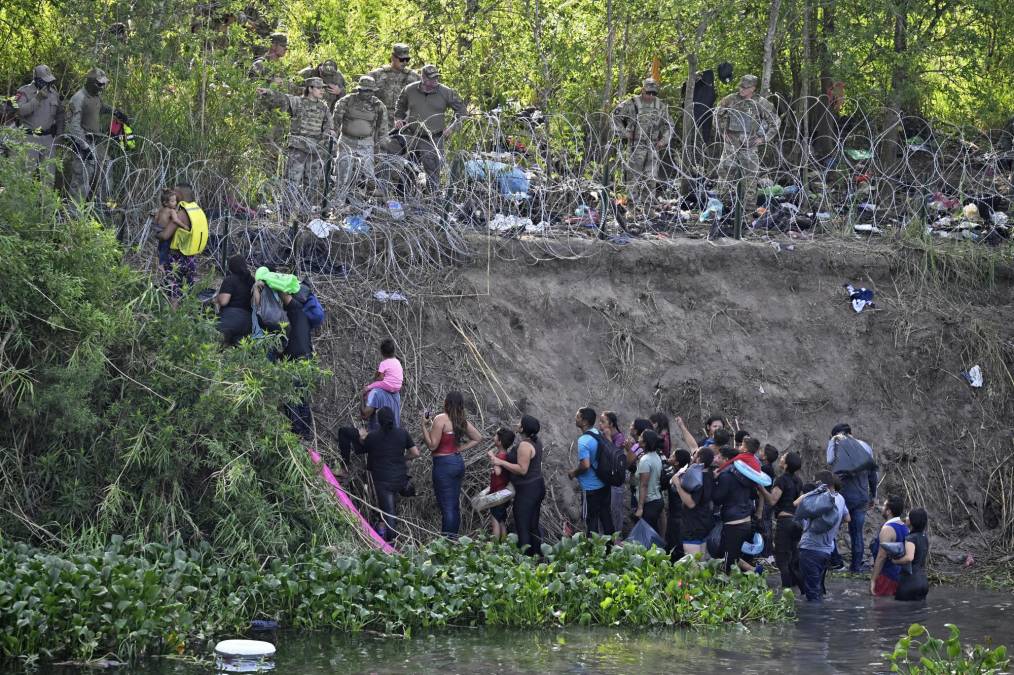 Militares de EEUU bloquean entrada de migrantes por el Río Bravo