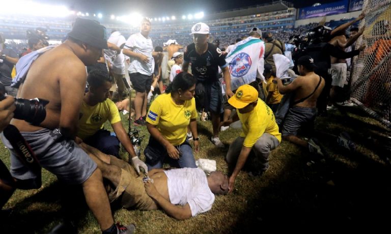 Estampida en partido de fútbol deja varios muertos en El Salvador