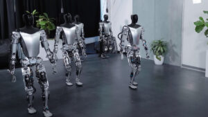 En video: los robots de Elon Musk en Tesla que caminan