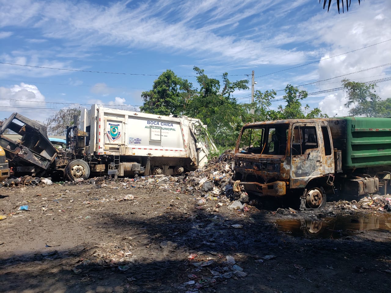 Vándalos incendian dos camiones compactadores del Ayuntamiento de Boca Chica