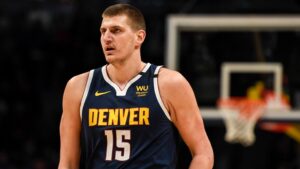  Nikola Jokić, centro de los Nuggets de Denver, logra inmortalidad del baloncesto 